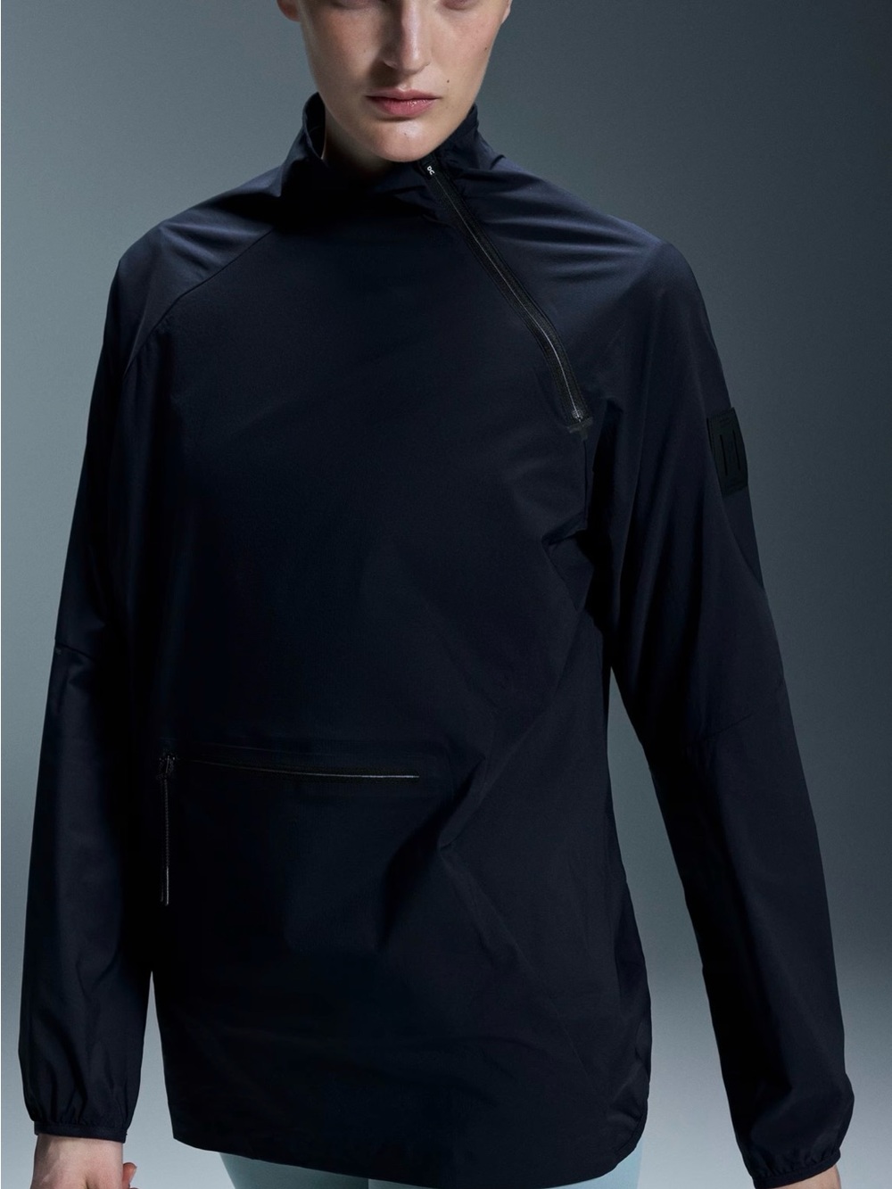 On Running Women’s Navy Active Windbreaker Pullover SZ.S